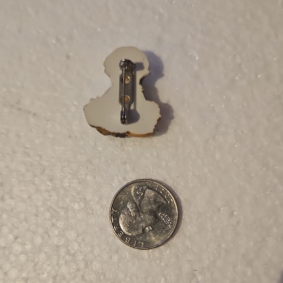 Small Brown Teddy Bear Figurine with Basket of Fruit.its A BROOCH - Picture 3 of 4